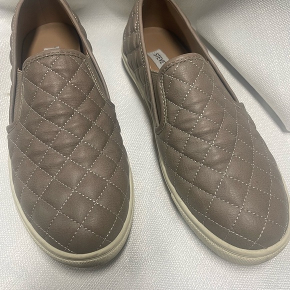 Steve Madden ecentrcq quilted taupe. Size 8.5. Barely worn - Picture 2 of 4